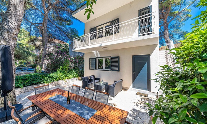 Jadrija House | Cozy Two-Story Cottage with Ocean and Lake Views