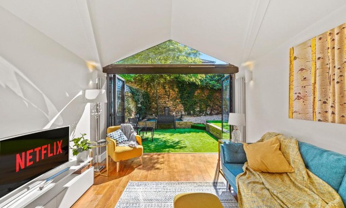 Clapham House | Cozy 3 Bedroom Mews Home in Clapham Common - Sleeps 5