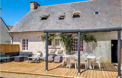 Ploumilliau House | Cozy Home in Ploumilliau with Kitchen & Family-Friendly Perks