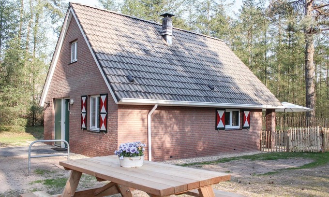 Ommen House | Comfortable 3 Bedroom Retreat with Spa in Ommen
