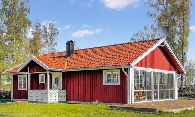 Flattinge House | Scenic Cottage with Lake View in Småland, Pet Friendly