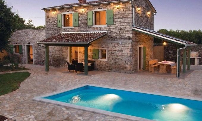 Brecevici House | Guest Rated 10/10: 3-Bedroom Getaway in Tinjan