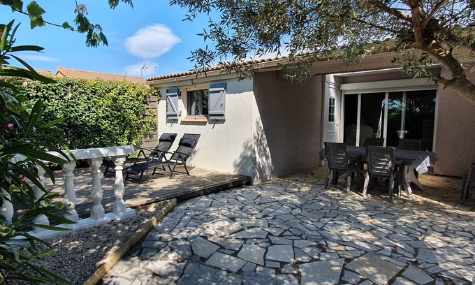 Vendres House | Relaxing 3-Bedroom Bungalow with Pool and Ocean Views