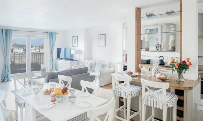 St Ives Apartment | Modern 3 Bedroom Sea View Apartment with Breakfast Included