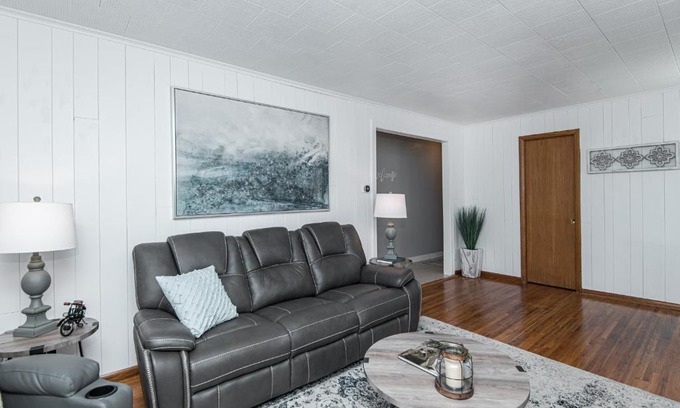 East Side Pioneers Apartment | Family-Friendly 3 Bedroom Retreat near Mayo Clinic