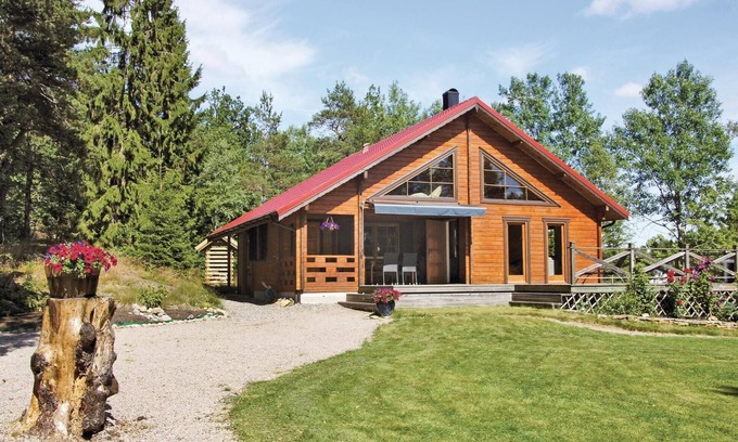 Fargelanda House | Rustic Wooden House with Skylight & Lake View Amenities