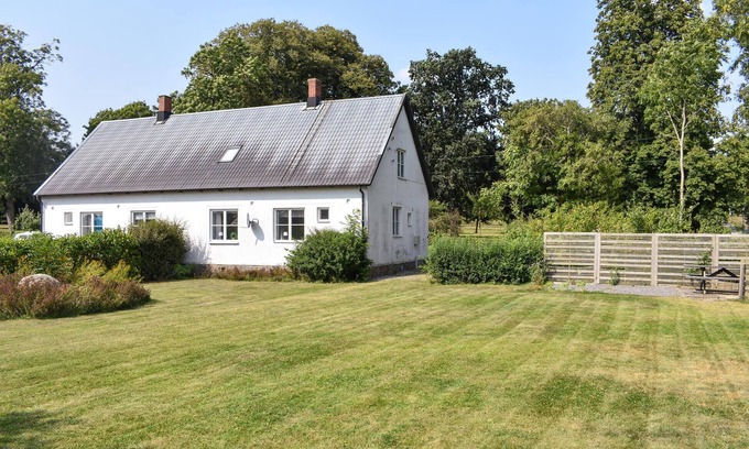 Tomelilla House | Inviting 3 Bedroom Stay in Tomelilla with Lake Views