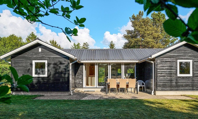 Farvang House | Comfortable Cottage by River Gundenå with Spa & Kitchen