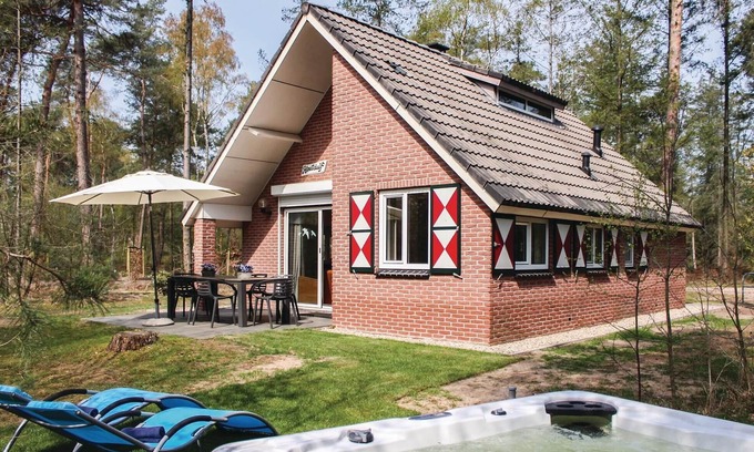 Ommen House | Relaxing Family Getaway with Spa and Lake Views