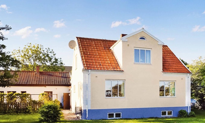 Svarte House | Cozy 3-Bedroom Retreat with Oceanfront Views in Ystad
