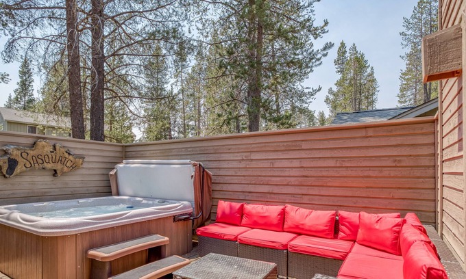 Deer Park House | 3 Bedroom Sunriver Beauty Has Fireplace, Hot Tub, Two Decks & SHARC passes