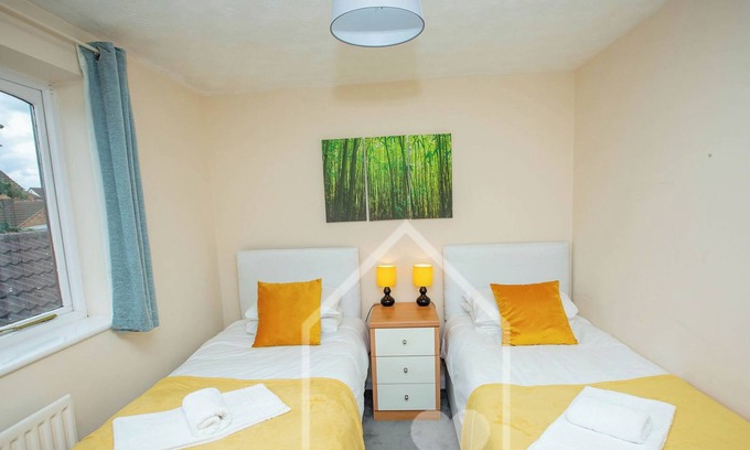 Corby House | Family-Friendly 3 Bedroom Townhouse in Corby with WiFi