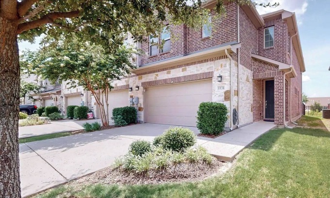 The Colony House | 3-bedroom townhome in The Colony with yard