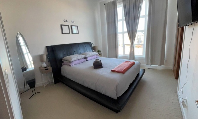 Airdrie House | 3-bedroom townhome in charming Airdrie with AC and tankless water heater