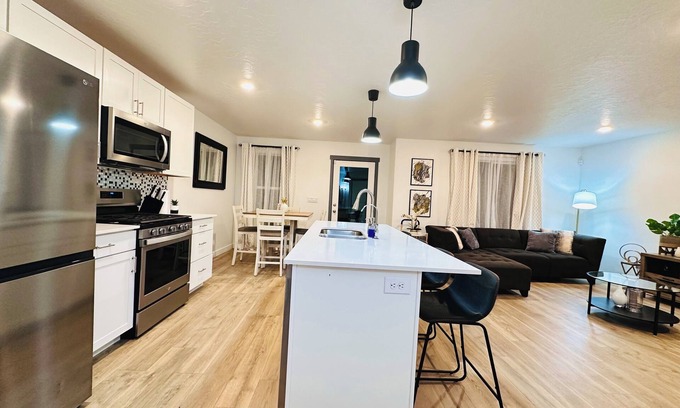 Magna House | 3-bedroom townhome in fantastic Magna with AC, WiFi. Enjoy your stay