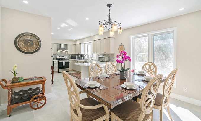 Historic Old Town House | Modern 3 Bedroom Bungalow in Old Town Niagara-on-the-Lake