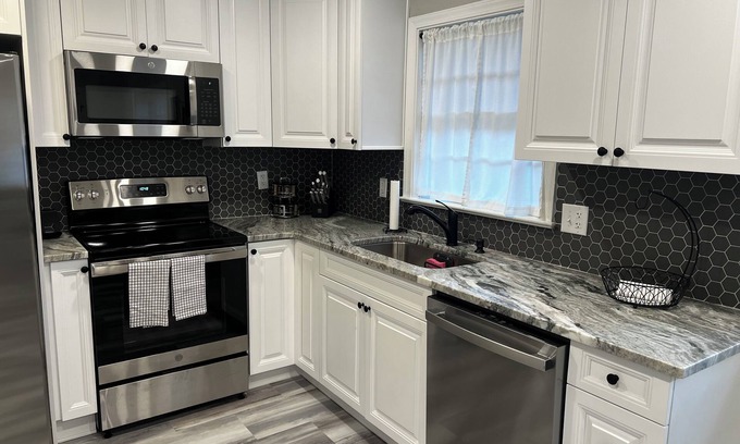 Central Newport News House | 3-bedroom updated house in Riverside /CNU area of Newport News + outdoor space