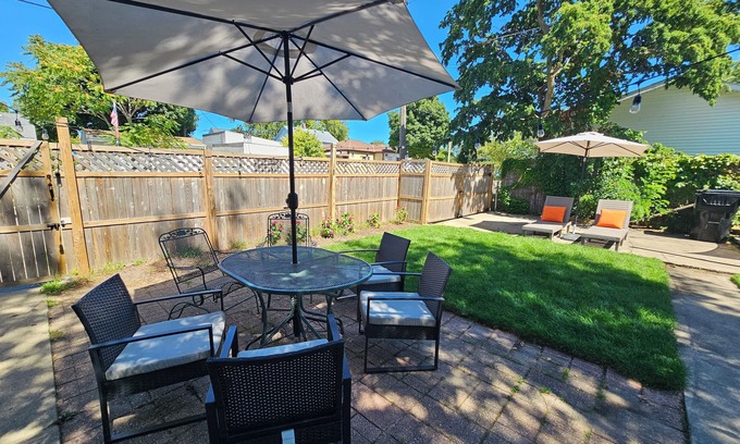 Racine House | Pet-Friendly Fisherman's Net Beachouse - Steps to the Lake