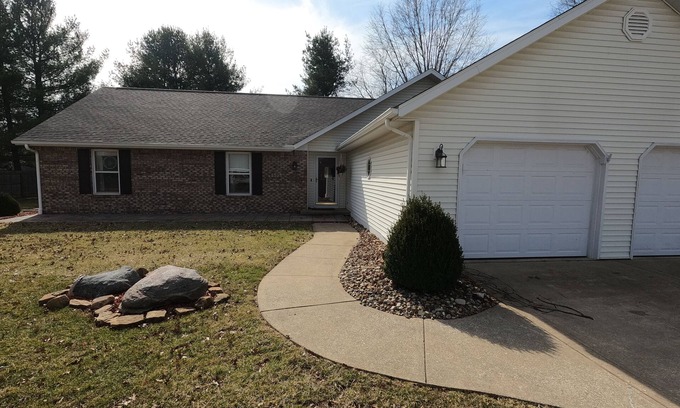 Bloomington House | Discover a Cozy Retreat Near Indiana University with Lake Views