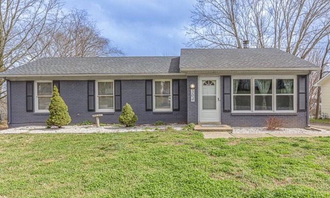 Bowling Green House | Pet-Friendly 3 Bedroom Vette City Retreat with Pool & Spa
