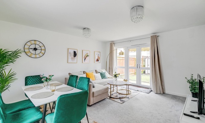 Luton House | 3 bedroom Villa Car parking close to Town centre Airport Birdwatching Walk paths