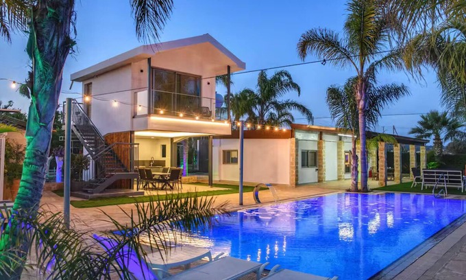 Agios Theodoros Villa | 3-Bedroom Villa Oasis by the Sea: Infinity Pool, AC, WiFi & Award-Winning Garden
