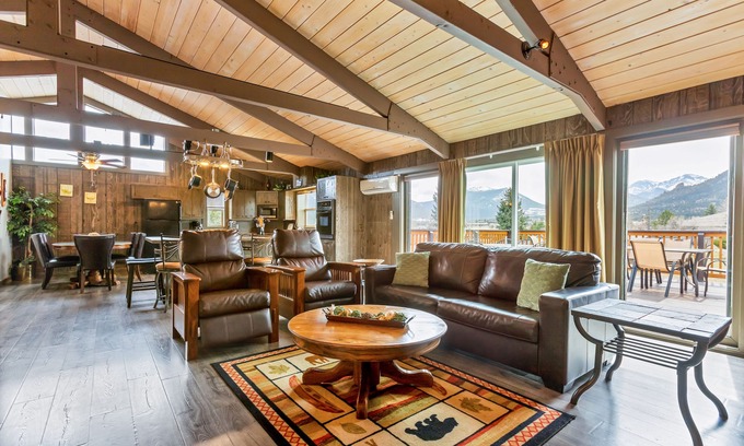 Estes Park House | Stunning 3 Bedroom Retreat with Mountain Views & Pool