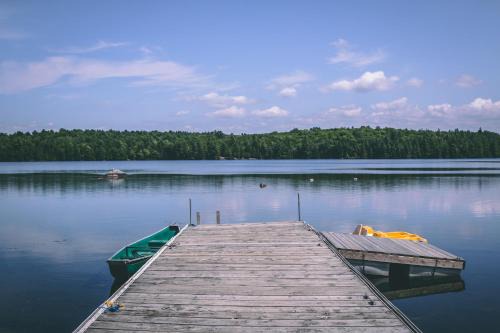 Bracebridge House | Inviting 3 Bedroom Waterview Cottage on Monarch Blvd