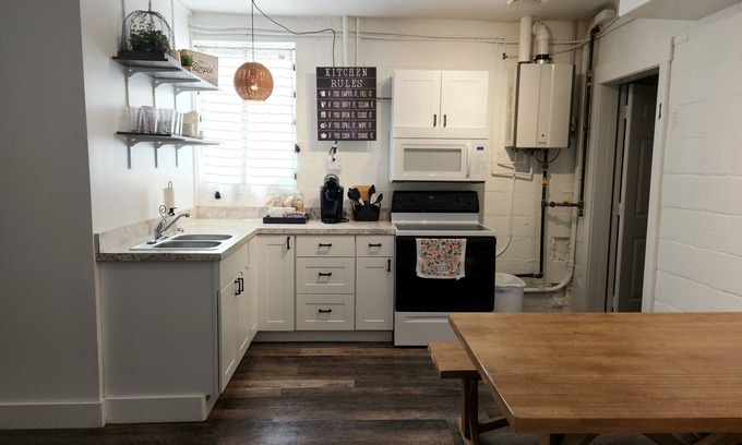 Mount Vernon Apartment | Spacious 3-Bedroom Retreat with Wifi and Covered Patio