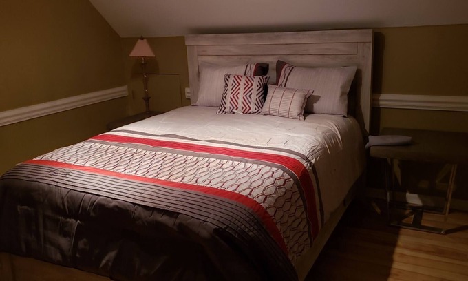 Toddville Road House | Ideal 3-Bedroom Retreat with Loft Near Airport & Breakfast
