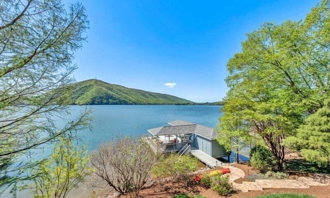 Huddleston House | Scenic Lakefront Retreat with Breathtaking Mountain Views