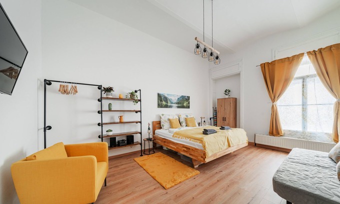 Alservorstadt Apartment | Spacious 3-Bedroom Retreat, Just 10 Min from City Center