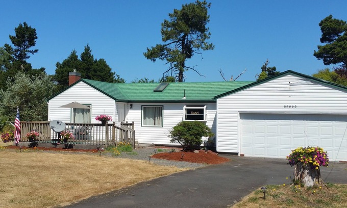 Warrenton House | Cozy 3-Bedroom Retreat for Families with Ocean Views