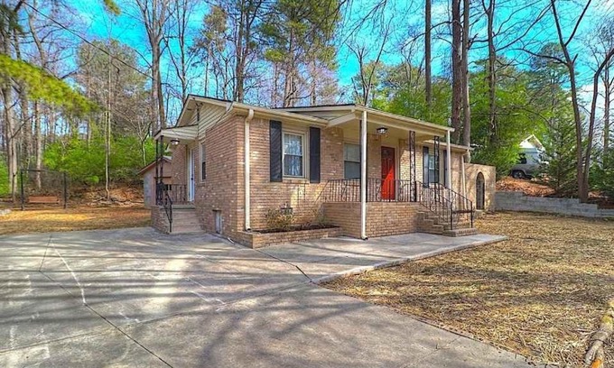 Atlanta Apartment | Pet-Friendly Getaway with 3 Bedrooms and Essential Amenities