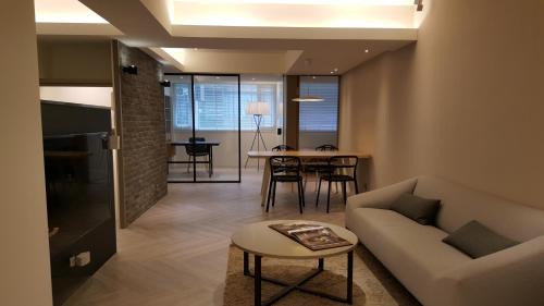 Daan Apartment | Ideal Family Retreat: 3 Bedrooms Near Taipei 101 & MRT