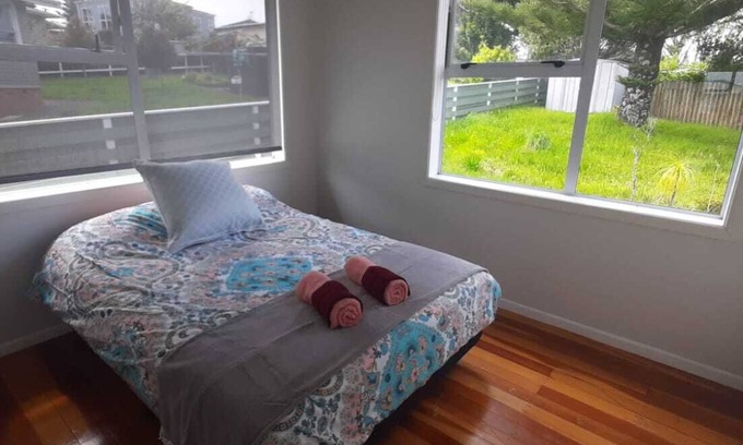 Pakuranga House | Spacious 3-Bedroom Retreat with Gym Access Near Shopping