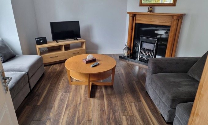 Cortober House | 3 Bedrooms - Sleep 7 - Garden - Private Parking