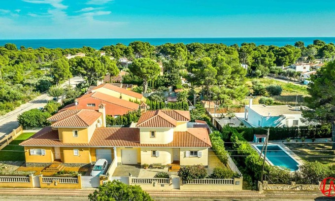Les Tres Cales Villa | Relaxing 3-Bedroom Villa with Private Pool Near Beach