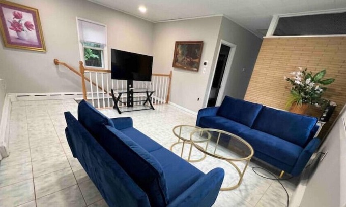 Manhattan House | Comfortable 3-Bed Home with Pet-Friendly Amenities