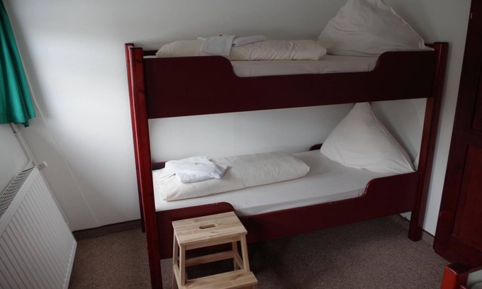 Leipziger Vorstadt Apartment | Cozy 3-Bedroom Cabin on a Unique Residential Vessel
