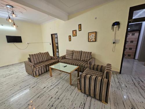 Alambagh Apartment | Family-Friendly 3 BHK in Krishna Nagar, Rated 10/10