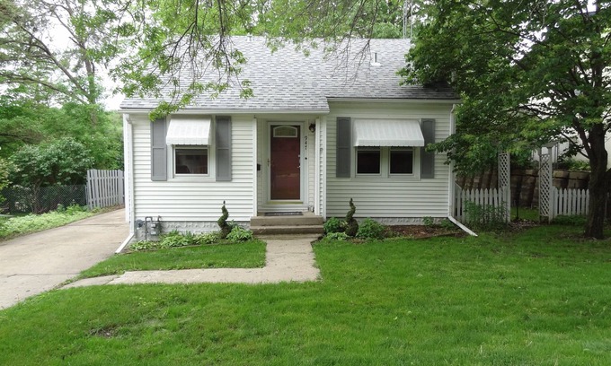 Rochester House | Pet-Friendly St. Mary: Top-Rated Stay with Breakfast Included