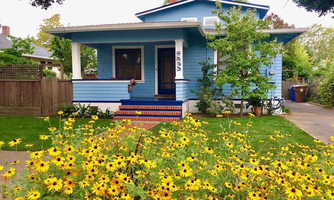 Napa House | Prime Location: Steps from Downtown Napa with Breakfast
