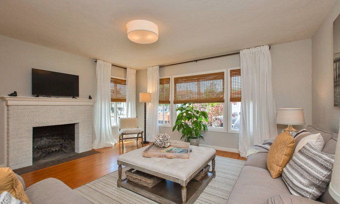Alameda House | Cozy 2-Bedroom House with Backyard, Steps from the Beach