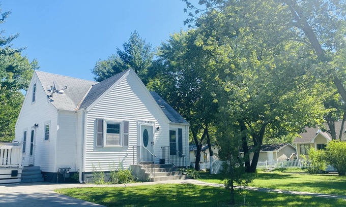 Richfield House | 3 BR, 1BA - Sleeps 7 - Close to MOA/Airport/Downtown - Close to Lakes & Rivers