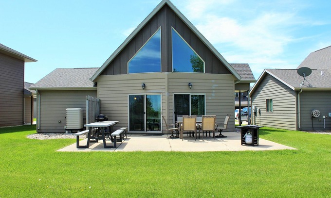 Spirit Lake Cabin | Spacious 3BR Lakeview Retreat with Pool & Spa - Guest Rated 9.8