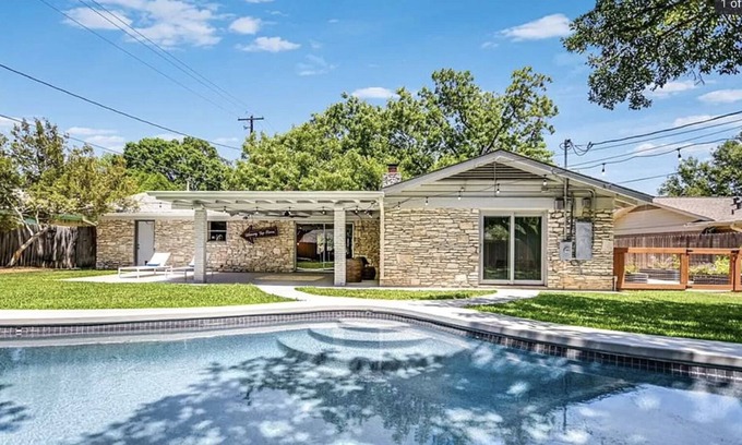 Allandale House | 3 BR / 2BA w/ POOL - centrally located.