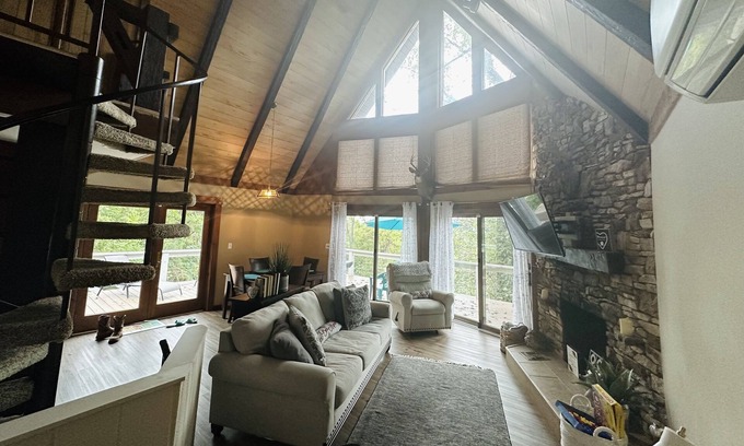Middletown House | Inviting 3 BR Home with Private Pool & Hot Tub Near Hershey