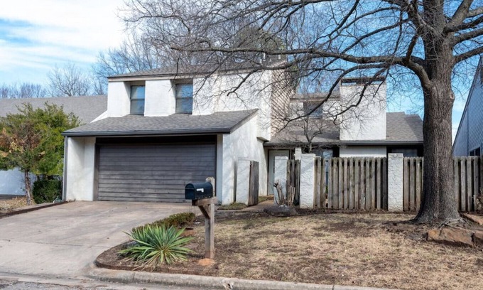 South Tulsa House | Exceptional 3 BR by Mabee Center: Family & Pet Friendly Stay