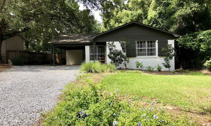 Fairhope Cottage | Step into Comfort: 3 BR Cottage in Fairhope Near Bay